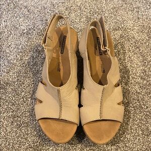 Clarks tan sandals size 9